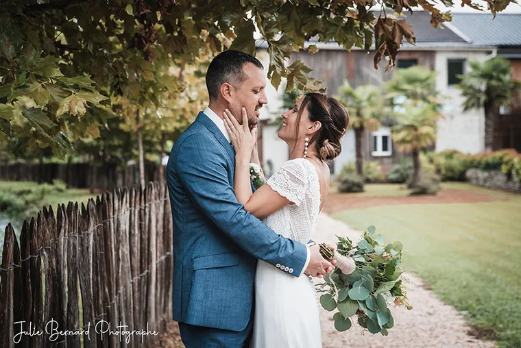 Les mariés dans un jardin, photo Julie Bernard Photographe
